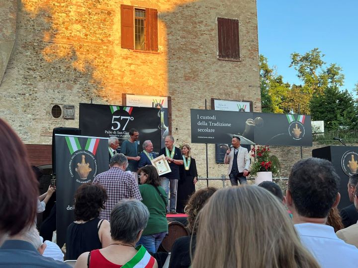 Preisverleihung des Palio di San Giovanni mit Gewinner Maurizio Fini als Besten Balsamico 2023